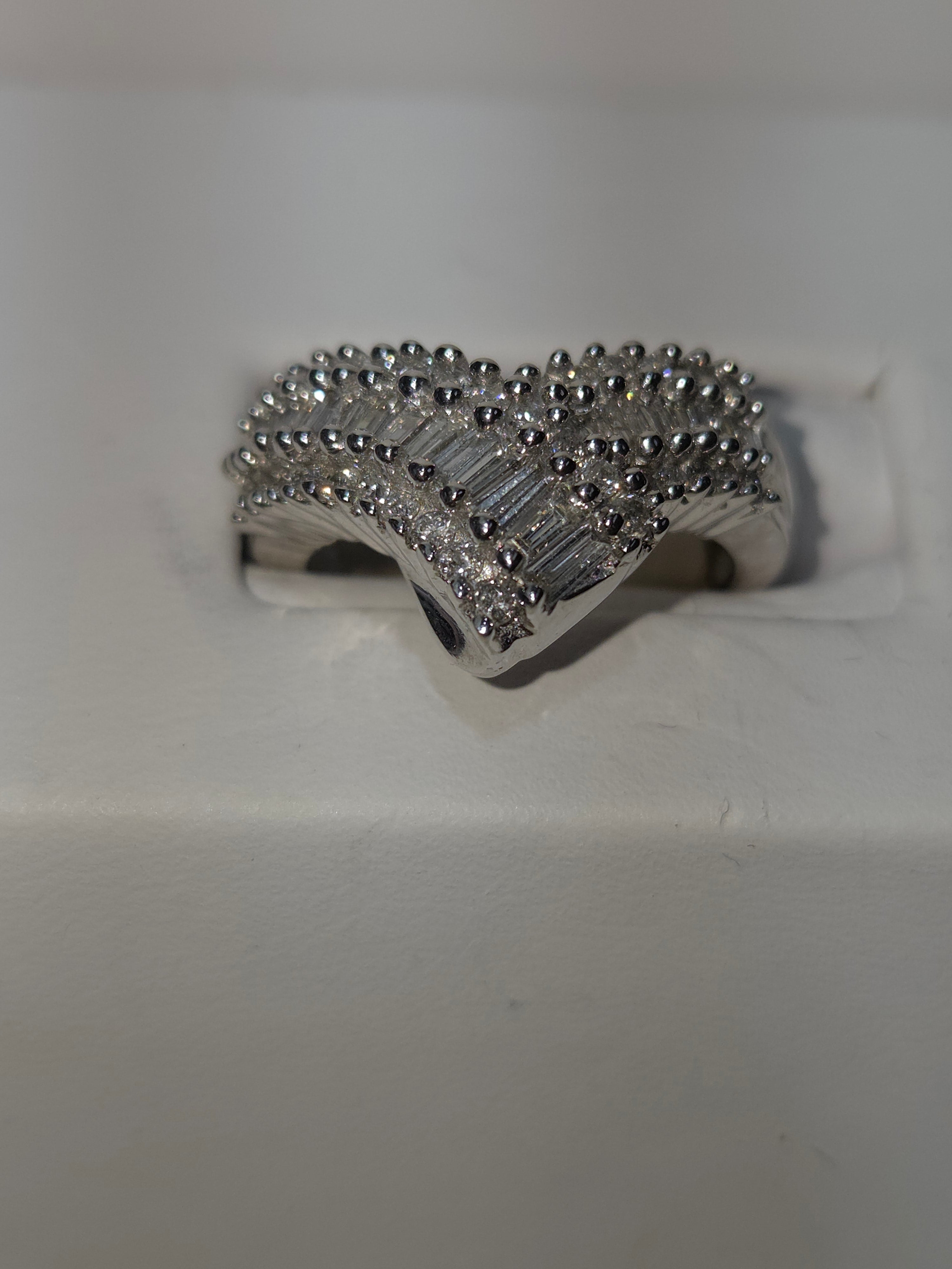 Natural Diamond 14K White Gold Graduated V-Shape Ring 1.00 CTW
